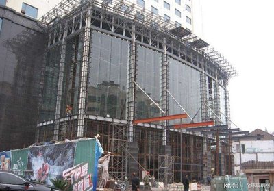 全玻璃幕墻的安裝施工需要以下多道復雜工序。